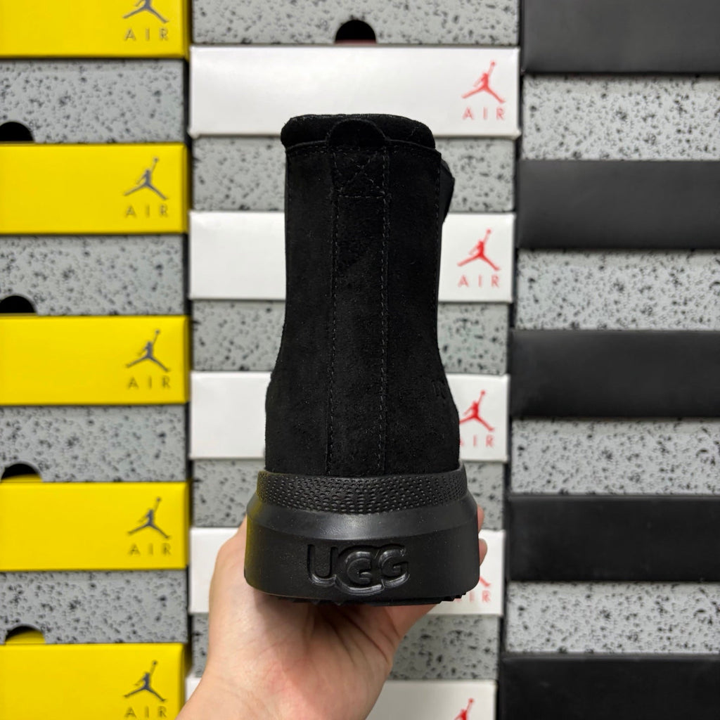 UGG Chelsea Boot – Suede Pull-On Ankle Boot with Black UGGplush Lining, Tonal Elastic Gusset & UGG Radial Outsole in Black