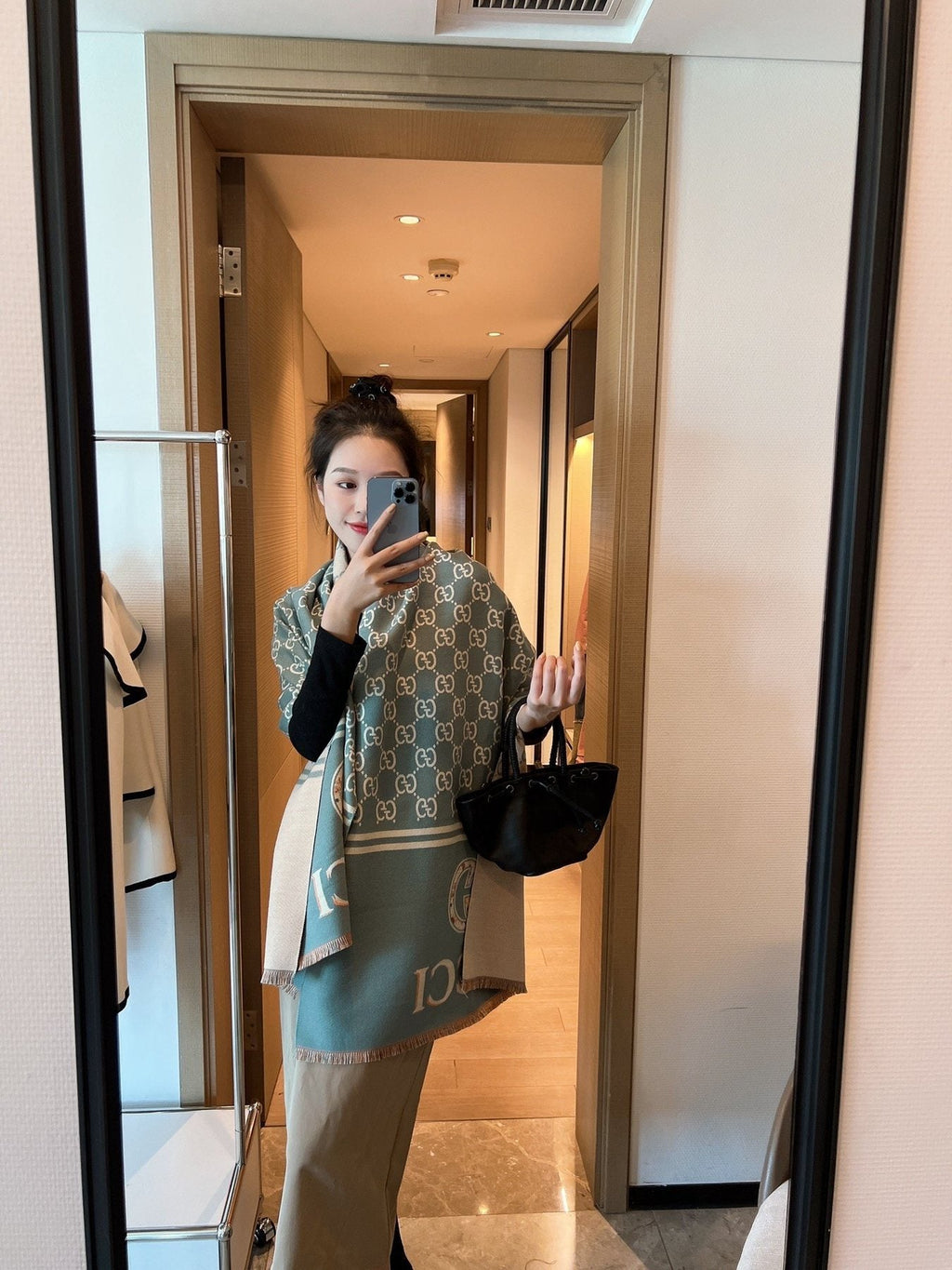 Gucci Patterned Logo Scarf